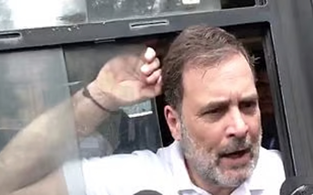 बिहार में SIR और चुनाव में वोट चोरी के आरोप में विपक्ष का संसद भवन से निर्वाचन सदन तक मार्च, राहुल गाँधी सहित अन्य लिए गए हिरासत में