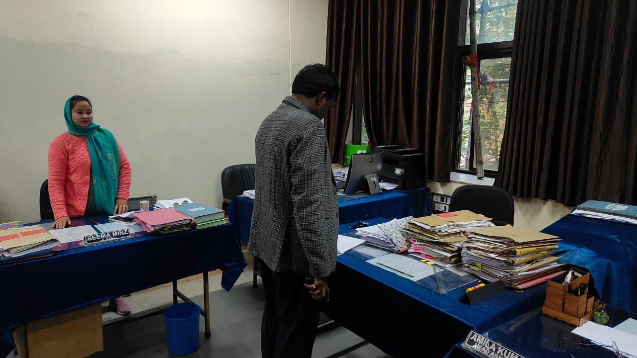 रांची उपायुक्त मंजूनाथ भजन्त्री सामान्य शाखा कार्यालय का औचक निरीक्षण करते हुए।