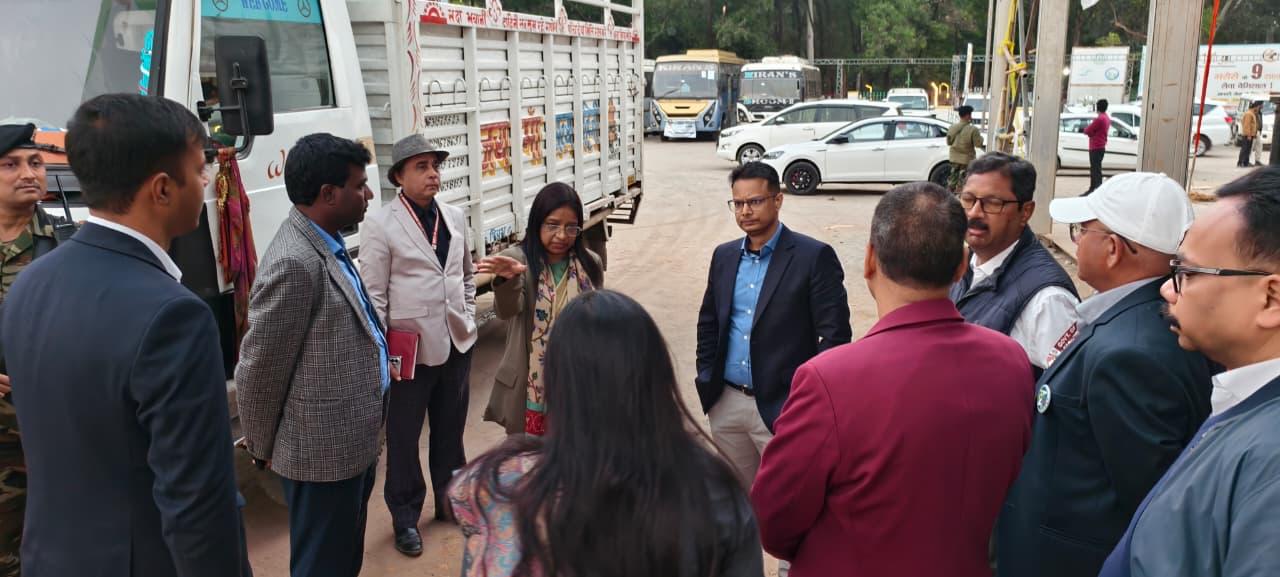 रांची उपायुक्त मंजूनाथ भजन्त्री सरकारी कार्यालयों में अनुशासन सुनिश्चित करने के निर्देश देते हुए।