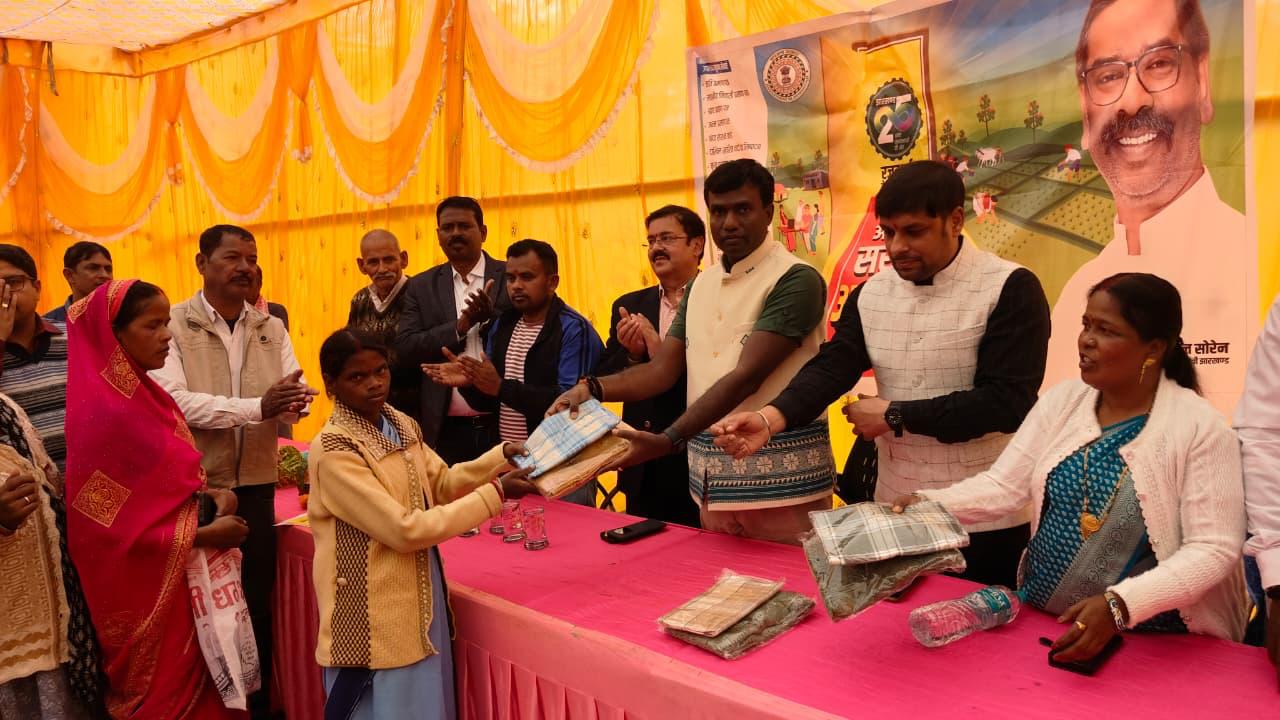 उपायुक्त ने किया परिसंपत्तियों का वितरण