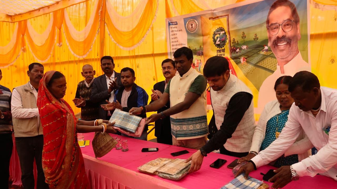 उपायुक्त ने किया परिसंपत्तियों का वितरण