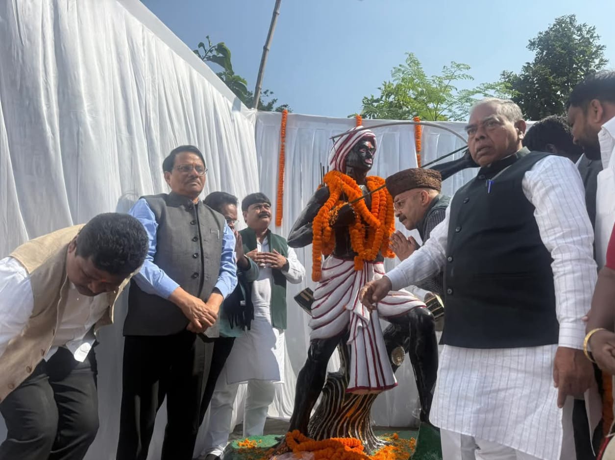 रामपुर बाजार, नामकुम में प्रतिमा पर माल्यार्पण