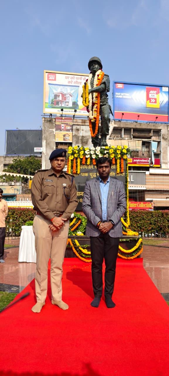 रांची DC मंजूनाथ भजंत्री और SSP राकेश रंजन अल्बर्ट एक्का चौक में प्रतिमा के समक्ष खड़े।