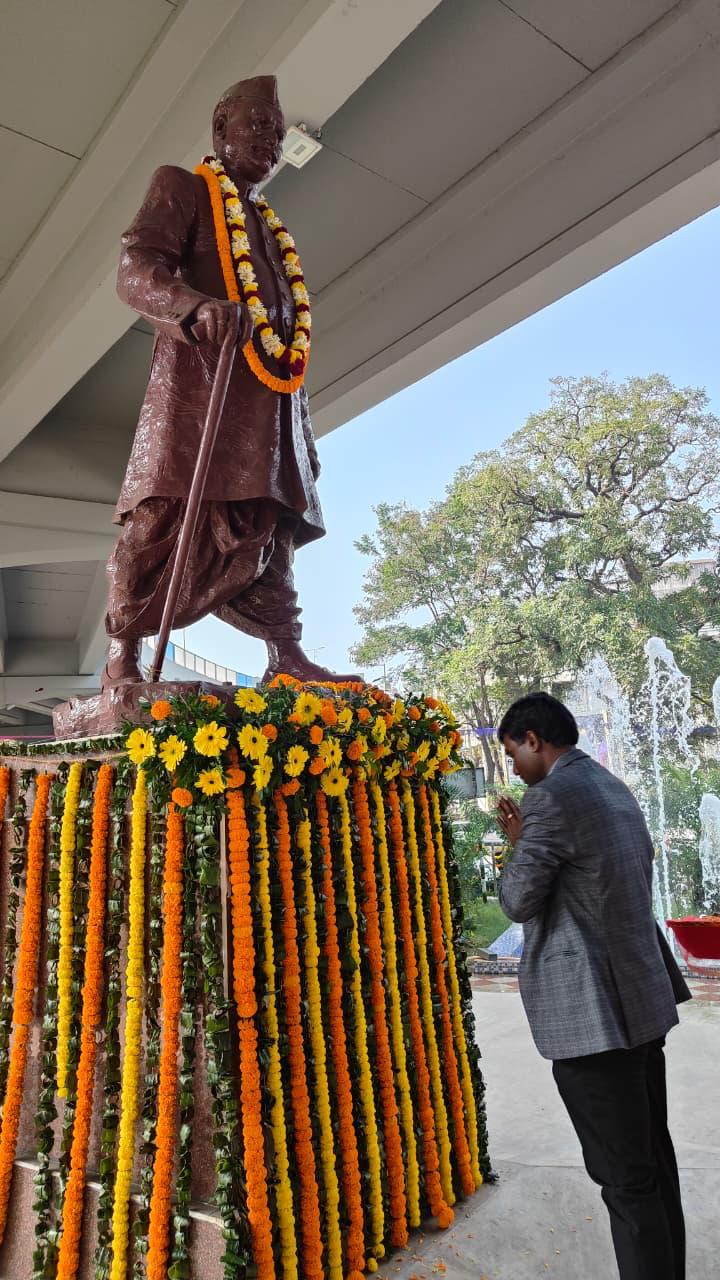 राजेंद्र चौक में डॉ. राजेंद्र प्रसाद की प्रतिमा के समक्ष DC मंजूनाथ भजंत्री का नमन।