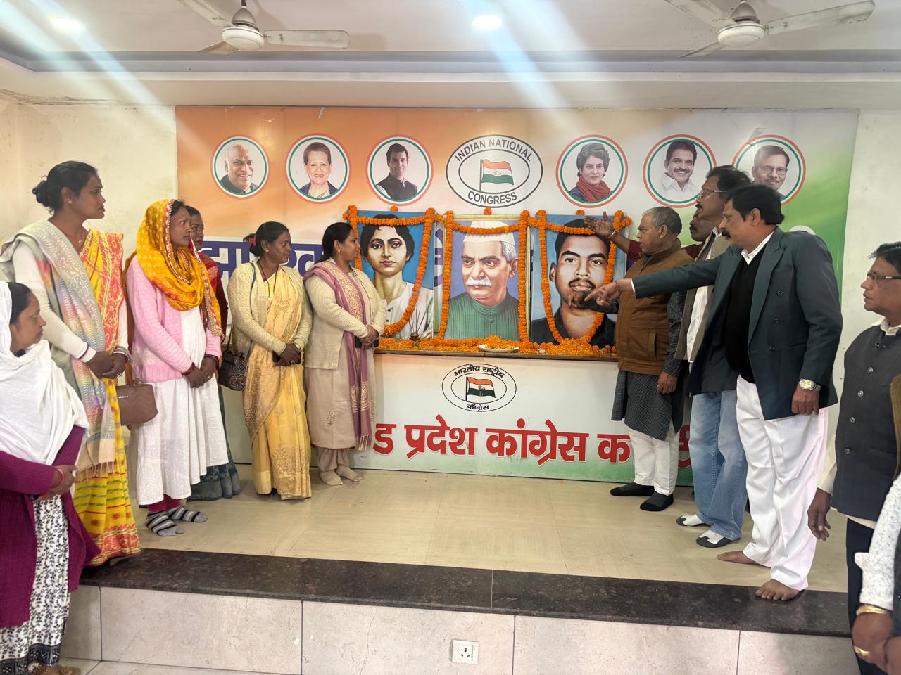 कांग्रेस भवन रांची में डॉ. राजेंद्र प्रसाद, खुदीराम बोस और अल्बर्ट एक्का के चित्र पर कांग्रेस नेताओं द्वारा श्रद्धांजलि।